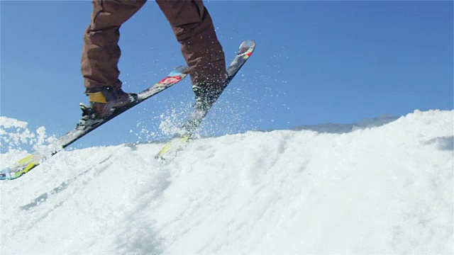 慢动作接近:自由式滑雪者跳跃大空气踢视频素材