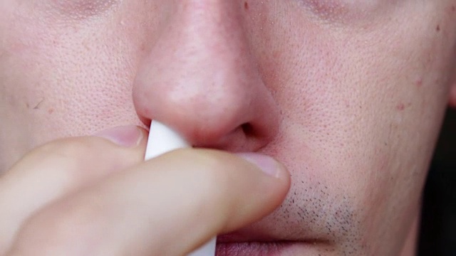 男子使用鼻喷雾剂视频下载
