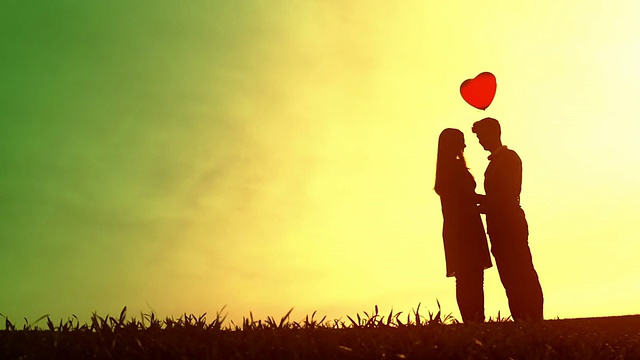 年轻情侣浪漫约会剪影心气球视频下载