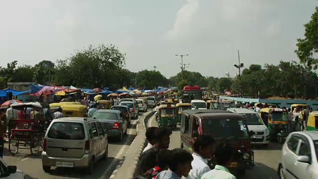 时间流逝拍摄的交通移动在城市街道，德里，印度视频素材