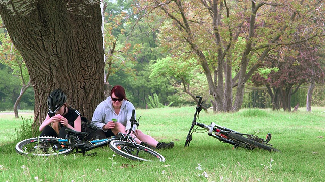 骑自行车的人在公园里休息视频下载