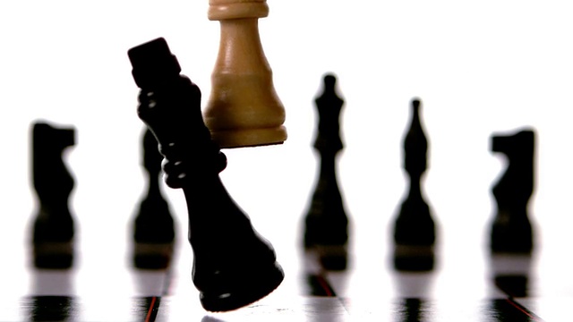 在国际象棋中白棋将黑棋击倒视频下载