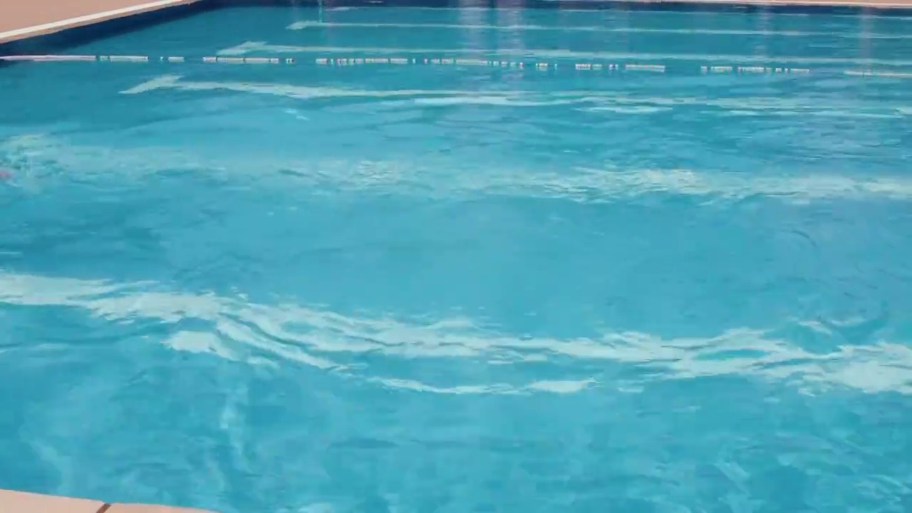 人，人在游泳池，游泳者锻炼，水上运动视频素材