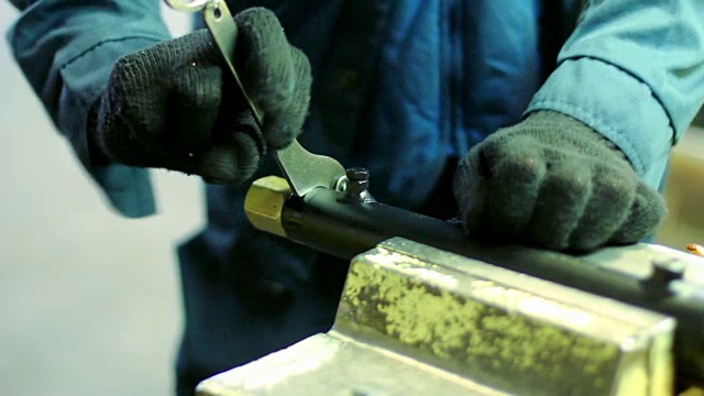 专业师傅在工厂组装钢坯视频下载