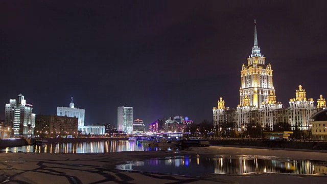 酒店乌克兰冬夜时间推移。在莫斯科河上倒映视频下载