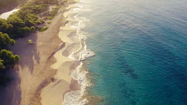 4K空中飞行在白色沙滩和美丽的蓝色海洋。令人惊叹的热带日出景观。视频下载