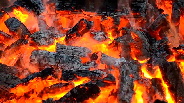 煤在火中燃烧视频下载