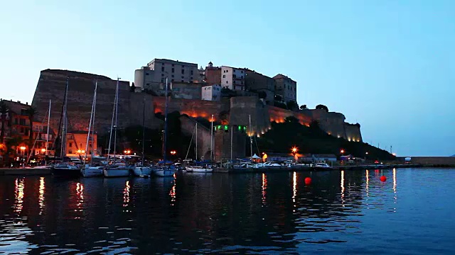夜幕降临科西嘉的卡尔维城堡视频下载