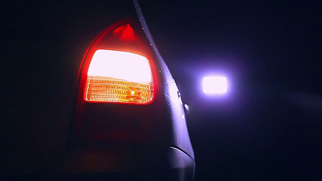 夜车信号灯转美丽城市彰显道路安全视频素材