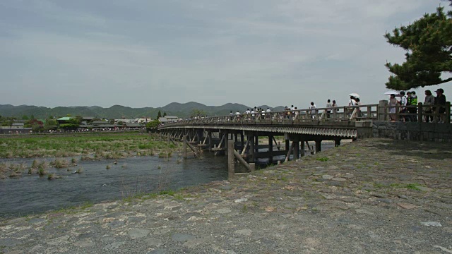 京都桂河上的聚月共桥视频下载