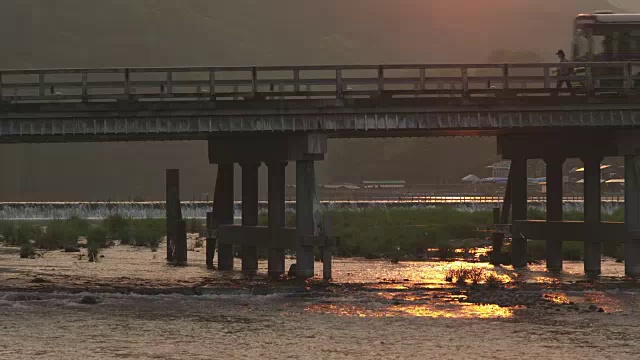 日落时分，京都桂河上的聚冢桥视频下载