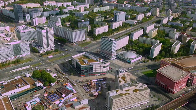 柏林Fernsehturm电视塔令人惊叹的鸟瞰图。城市生活视频素材