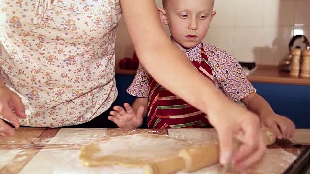妈妈和她的小帮手正在做蛋糕视频素材