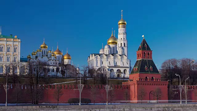 莫斯科克里姆林宫大教堂冬季景观堤岸时间推移坍塌视频下载