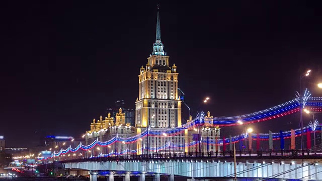 酒店乌克兰冬夜时间推移hyperlapse与大桥上的莫斯科河视频下载