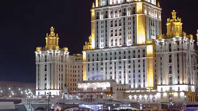 酒店乌克兰冬夜时间推移hyperlapse与船在莫斯科河上视频下载