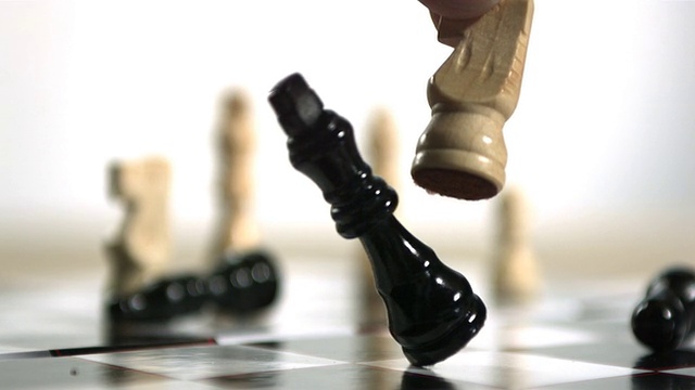 在国际象棋中使用白衣骑士击倒国王视频下载