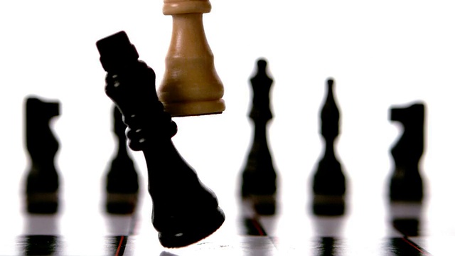 在国际象棋中白棋将黑棋击倒视频下载
