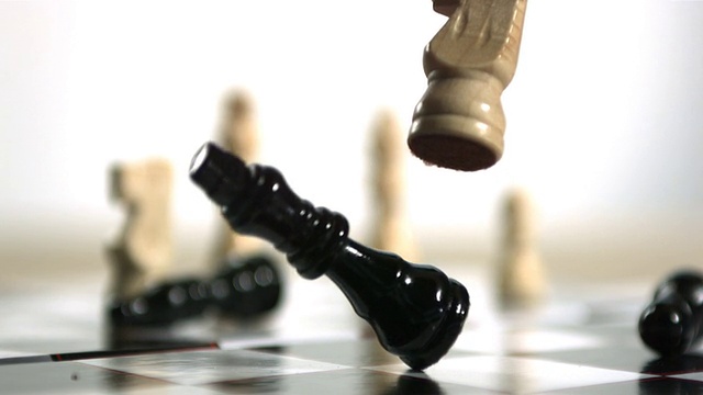 在国际象棋中使用白衣骑士击倒国王视频下载