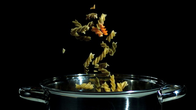 粉条落入锅中，背景为黑色视频下载