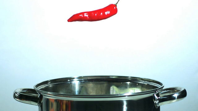 藤蔓西红柿、墨西哥胡椒和红辣椒落在平底锅里视频素材