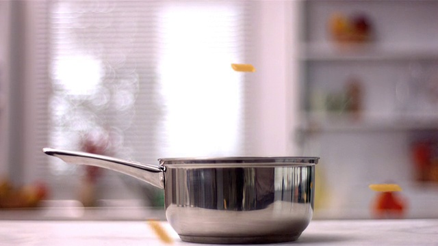 通心粉掉进厨房的锅里视频下载