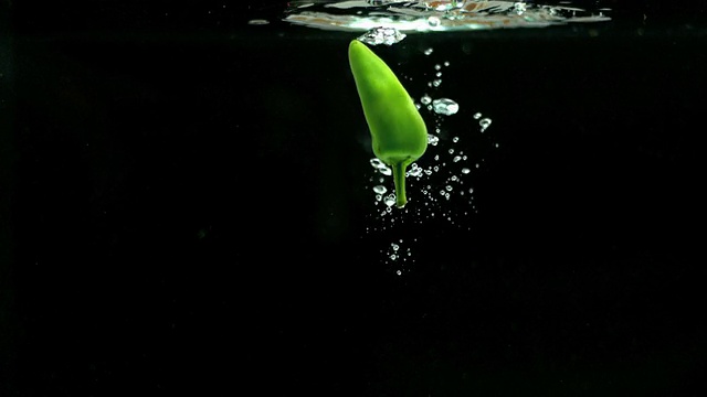 青椒落入水中，漂浮在水面上视频素材