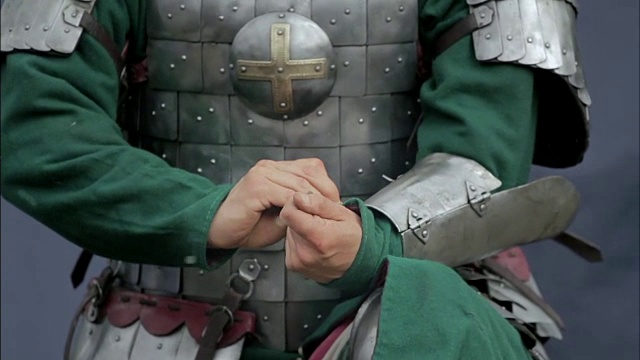 解开腰带的中世纪武士视频素材