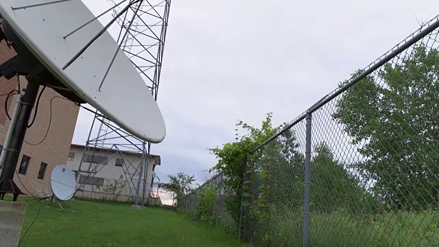 广播塔和卫星天线摄像机平移下来视频素材