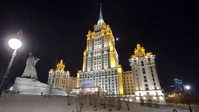 酒店乌克兰冬夜时间推移hyperlapse与舍甫琴科纪念碑在莫斯科河上视频下载
