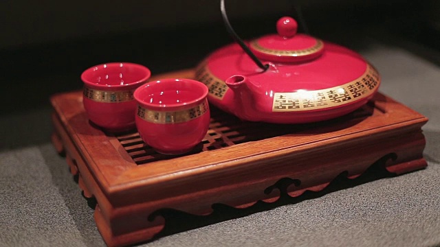 茶倒在中国杯子里视频素材
