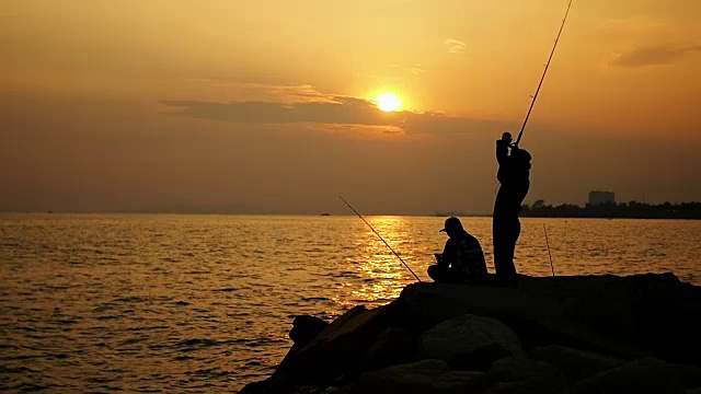 渔夫垂钓，夕阳剪影。视频素材