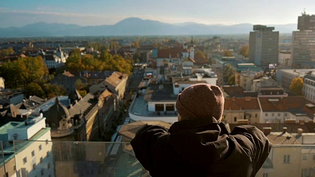 探索一个城市时，一个人俯视着建筑物视频素材