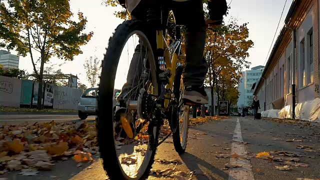 一个骑自行车的人在日落的崎岖城市的特写视频素材