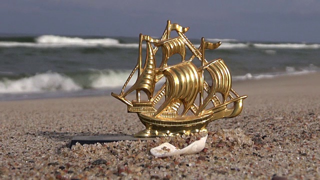 海滩上的金属玩具船视频素材