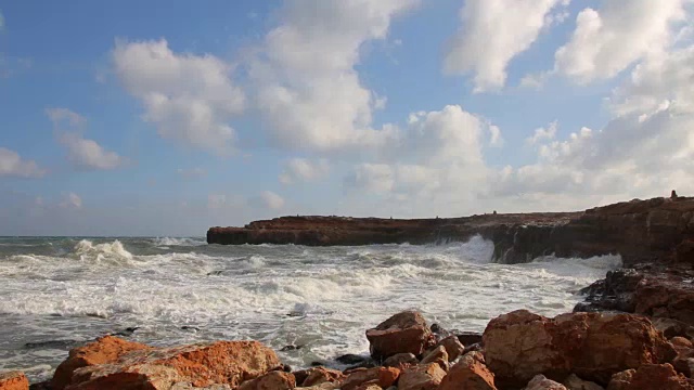 海浪拍打着岩石视频素材