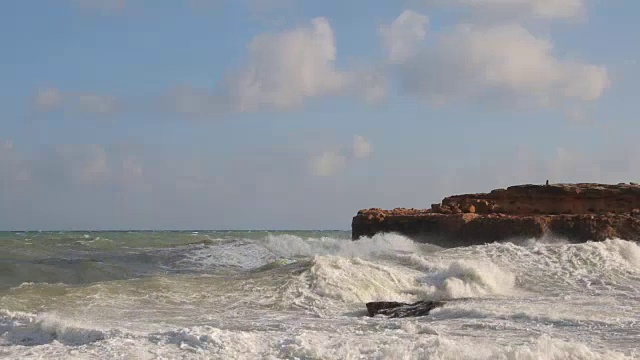 波破碎海岸视频素材