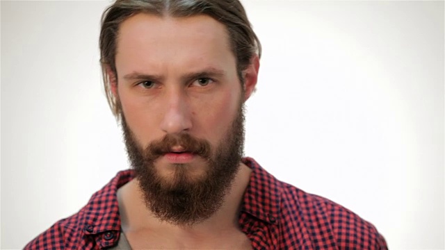 年轻的大胡子嬉皮士，发型模特，时髦的年轻人视频下载