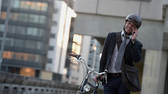 在城市里，商人坐在自行车上打电话视频素材