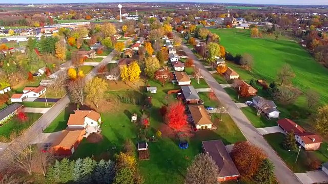 秋天美国小镇的风景天桥视频素材