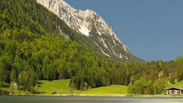 风景如画的湖与山和乡村别墅。视频素材