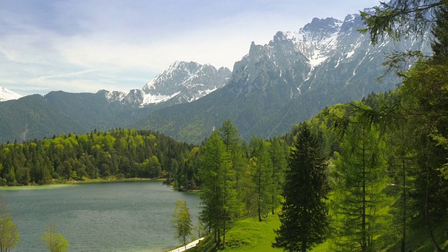 风景如画的湖在山与乡村别墅视频素材