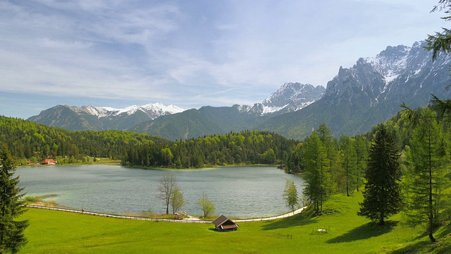 阿尔卑斯山上风景如画的湖泊视频素材