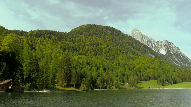 镜头对准阿尔卑斯山的湖面。视频素材