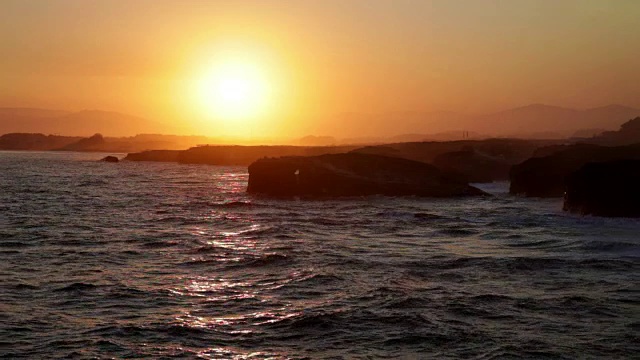 美丽的日落在Catedrais海滩在西班牙视频素材