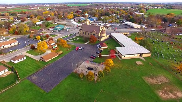 美国一个小镇上又大又漂亮的基督教教堂视频素材