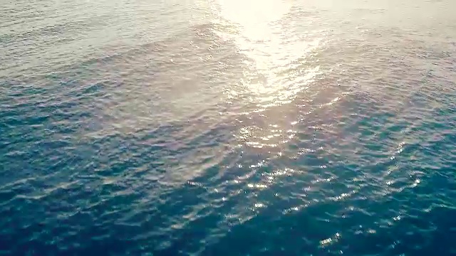 鸟瞰图的蓝色海洋在日出视频素材
