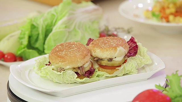 盘子里的素食汉堡视频素材
