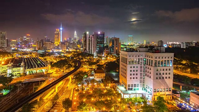 时间流逝。月亮升起的吉隆坡之夜。视频素材