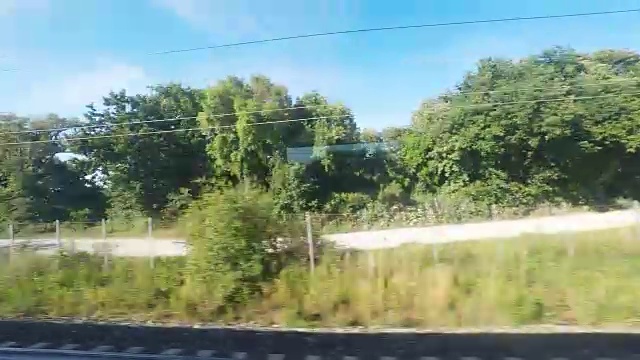 从火车上看到的宁静的乡村景色视频素材